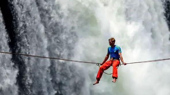 عبور بندباز حرفه ای از یکی از بلندترین آبشارهای جهان+ تصاویر 