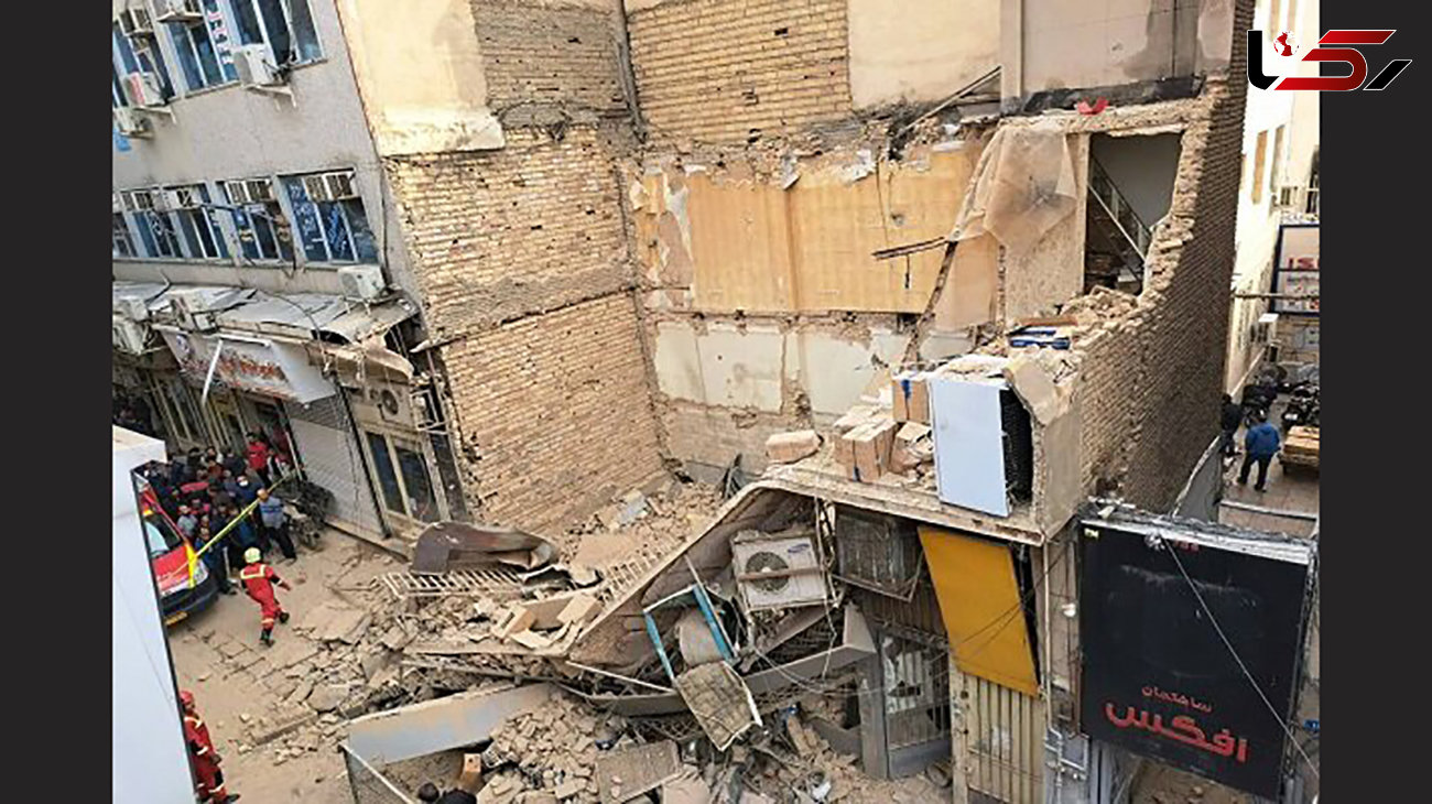 اولین فیلم از ریزش ساختمان در خیابان ملت تهران ! / زنده به گور شده ها نجات یافتند !