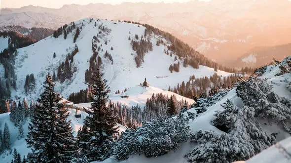 فیلم چشم انداز حیرت انگیز از رشته کوه آلپ پوشیده از برف 