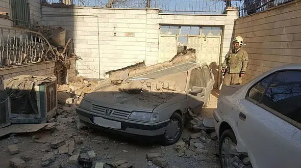 مچاله شدن پژوی مرد تهرانی در ریزش ساختمان 3طبقه + عکس ها