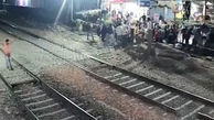ببینید / اقدام دیوانه‌ وار یک جوان با رفتن به زیر قطار! / فیلم خودکشی وحشت آور