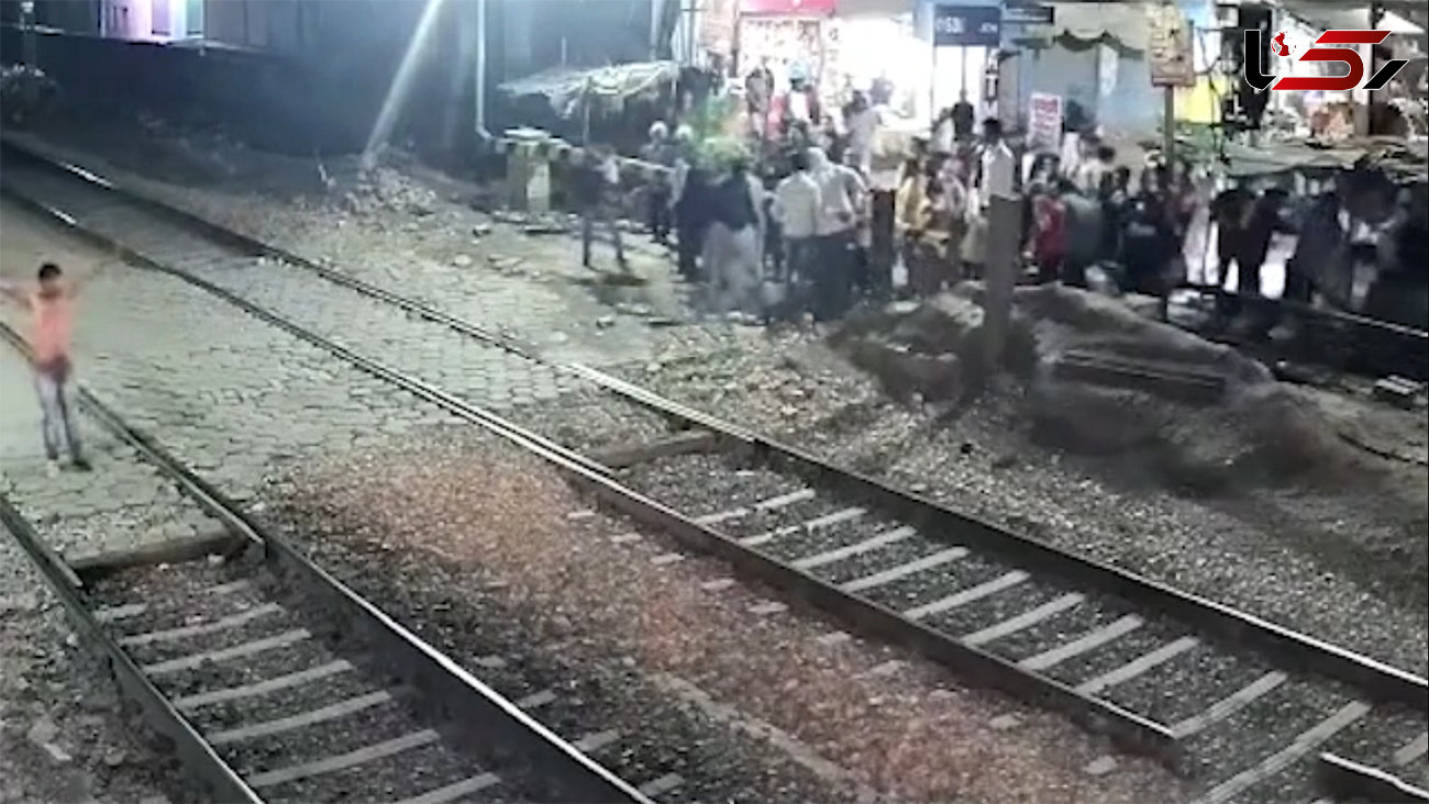 ببینید / اقدام دیوانه‌ وار یک جوان با رفتن به زیر قطار! / فیلم خودکشی وحشت آور