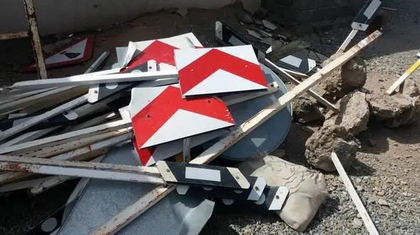 سرقت 450 تابلو و علایم رانندگی دریک شب! / در جاده کرمان رخ داد