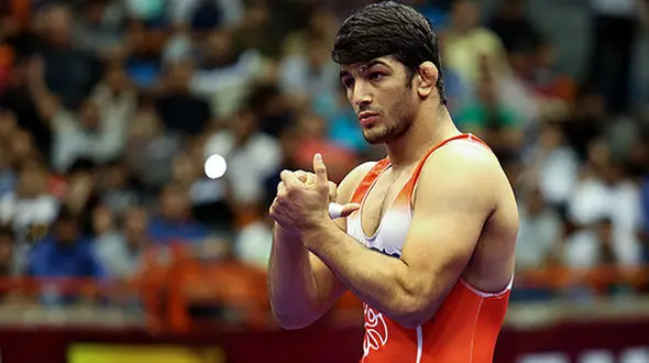 کشتی گیر محبوب مدال طلای خود را به بازماندگان کرونا اهدا کرد