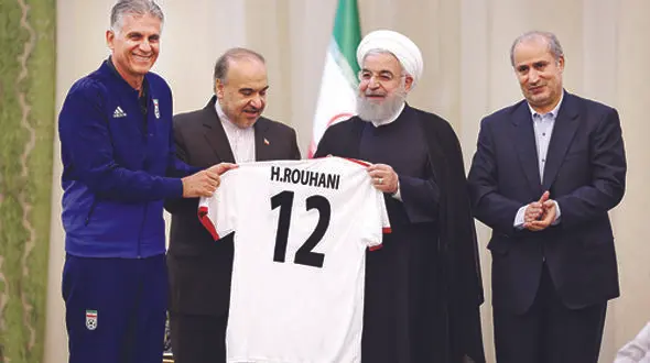 عکس / روحانی پیراهن شماره 12تیم ملی فوتبال را می پوشد!