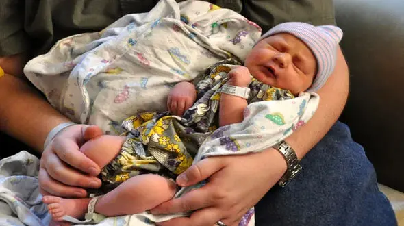 ماجرای تکاندهنده یک نوزاد در  جاده قم ! + فیلم