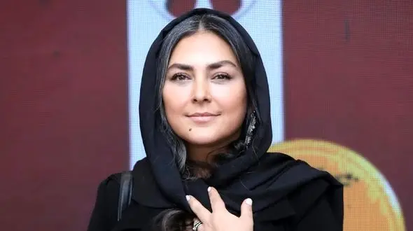 ست جذاب هدی زین‌العابدین با کلاه و یقه‌اسکی زرشکی مورد توجه قرار گرفت