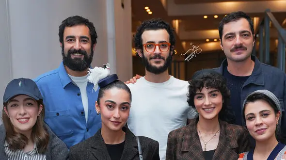 عکس ها/ رقابت استایل‌ها در تئاتر آرش / پردیس پورعابدینی و نگار مقدم چه پوشیدند؟