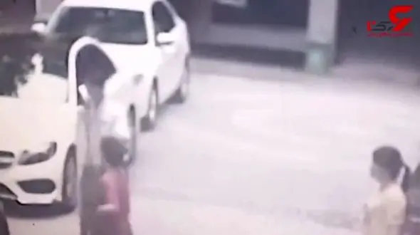 پرتاب نوزاد نامشروع با بندناف از بالکن یک خانه  / در چین رخ داد + فیلم