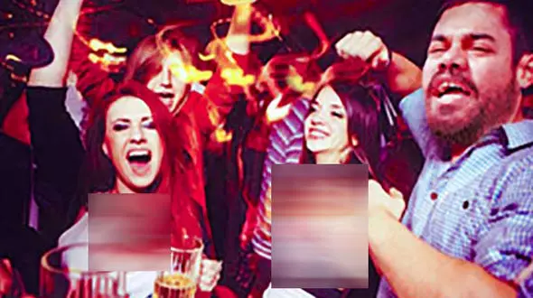 حضور مرد سیاستمدار در میان زنان معلوم الحال! + عکس 