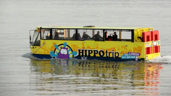 تجربه قایق‌سواری با اتوبوس+ فیلم و عکس