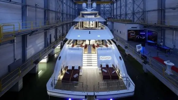 کشتی تفریحی که بی صدا حرکت می کند