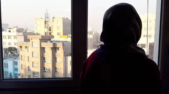 زن جوان زیر مشت و لگدهای شوهرش جلوی چشم دخترش بیهوش شد / پدر بی رحم زندگی را برای همه سیاه کرد