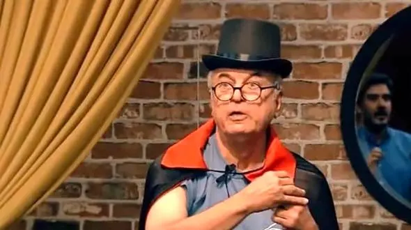 فیلم/ بازهم شعیده بازی رضا نیکخواه / این بار تبدیل پورشه پلاستیکی به واقعی