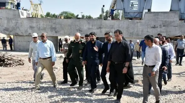 آغاز نصب تیرهای فلزی عرشه پل شهدای خدمت/ پیشرفت بالای 50درصدی یکی از طرح های مهم عمرانی مناطق آزاد کشور