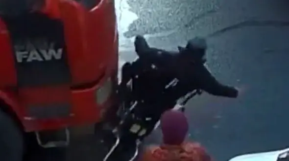 راننده تریلی مرد ویلچر سوار را زیرگرفت / بوق نمی زدند مرد معلول له شده بود + فیلم