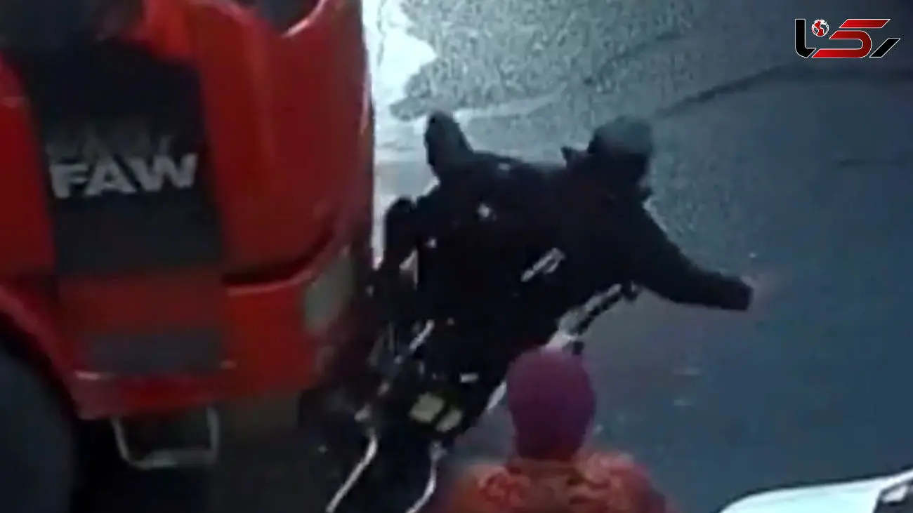 راننده تریلی مرد ویلچر سوار را زیرگرفت / بوق نمی زدند مرد معلول له شده بود + فیلم