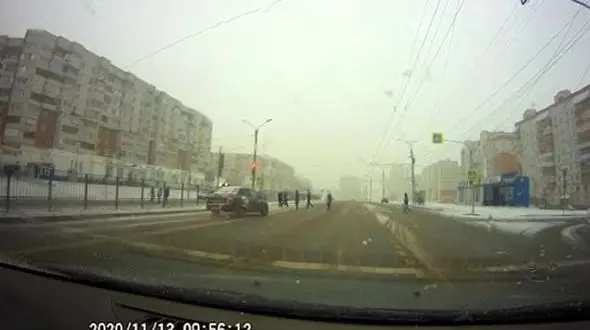 فرار معجزه آسای عابران پیاده از مرگ وحشتناک + فیلم