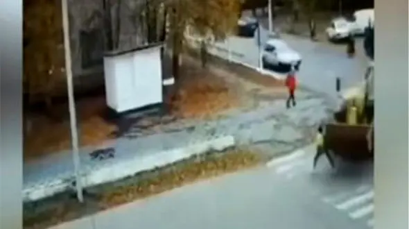 لحظه ترسناک عبور لودر از روی یک زن در خیابان + فیلم