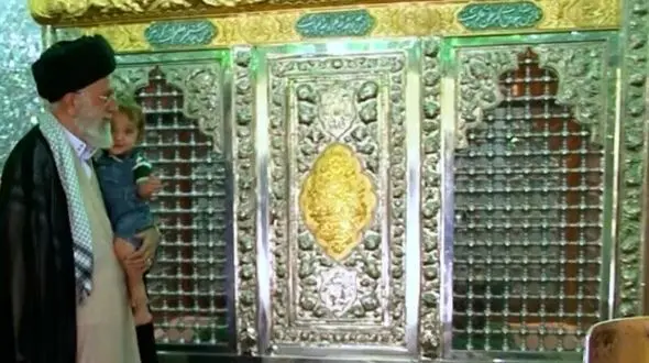 فیلم / وقتی رهبری انقلاب نوه بغل به زیارت رفتند ! / چه نوه خوشگل و شیک پوشی 