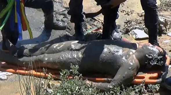 فیلم لحظه نجات مرد جوانی بعد از یک شبانه روز از جهنم گل آلود+ تصاویر