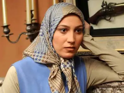 فیلم و عکس ها / نگاهی به چیدمان خانه اروپایی فلامک جنیدی  در لندن با تم اصیل ایرانی/ از فرش های بافت تبریز تا مبلمان راحتی گل گلی ، کتابخانه با قاب عکس منحصربفرد 