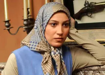 فیلم و عکس ها / نگاهی به چیدمان خانه اروپایی فلامک جنیدی  در لندن با تم اصیل ایرانی/ از فرش های بافت تبریز تا مبلمان راحتی گل گلی ، کتابخانه با قاب عکس منحصربفرد 