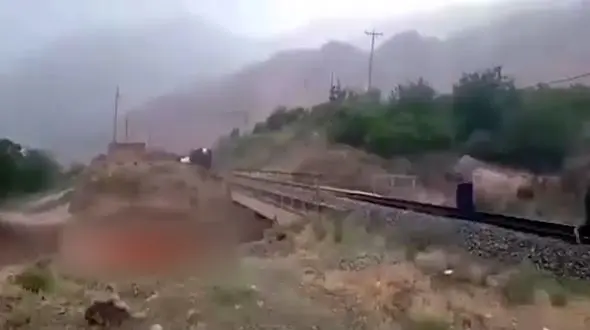 فیلم  لحظه فداکاری ریزعلی های گرمساری در سیل روز گذشته