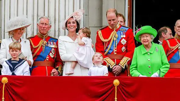 ۲۰ قانون عجیب و نامتعارف خانواده ملکه انگلیس که شاید ندانید!