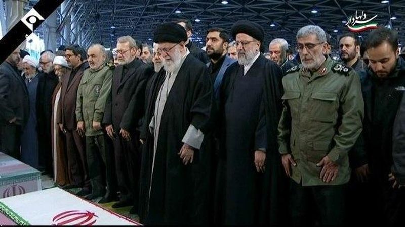 اقامه نماز بر پیکر شهید سپهبد سلیمانی و یاران شهیدش به امامت رهبر انقلاب