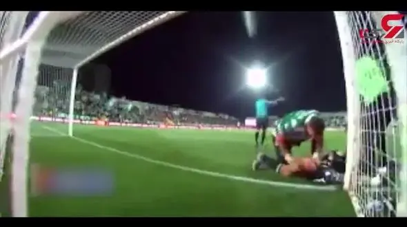 نجات جان دروازه بان توسط فوتبالیست باهوش در 18 قدم زمین فوتبال+ فیلم 