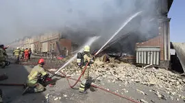 آتش‌سوزی گسترده در شهرک پلاستیک خاوران/یک آتش نشان مصدوم شد + فیلم