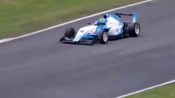 درخشش اولین راننده زن عربستانی فرمول 3 + فیلم  