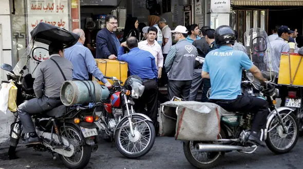 گزارش تصویری از گشت تعزیرات در آشپزخانه‌های خیابان انقلاب و معدوم سازی گوشت های فاسد +عکس