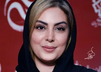 نگاهی به خانه منحصربفرد نیلوفر شهیدی با چیدمان نخل زینتی، شمعدان های پایه بلند، مبلمان مدرن کج و معوج، و فرش دستبافت ایرانی دیوار های سه بعدی / نمایشی از شکوه و اصالت ایران