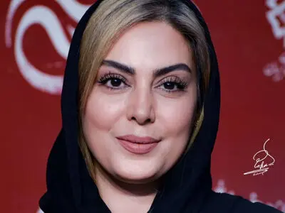 نگاهی به خانه منحصربفرد نیلوفر شهیدی با چیدمان نخل زینتی، شمعدان های پایه بلند، مبلمان مدرن کج و معوج، و فرش دستبافت ایرانی دیوار های سه بعدی / نمایشی از شکوه و اصالت ایران