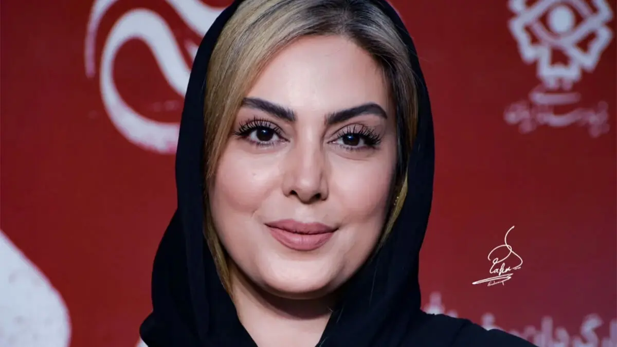 نگاهی به خانه منحصربفرد نیلوفر شهیدی با چیدمان نخل زینتی، شمعدان های پایه بلند، مبلمان مدرن کج و معوج، و فرش دستبافت ایرانی دیوار های سه بعدی / نمایشی از شکوه و اصالت ایران