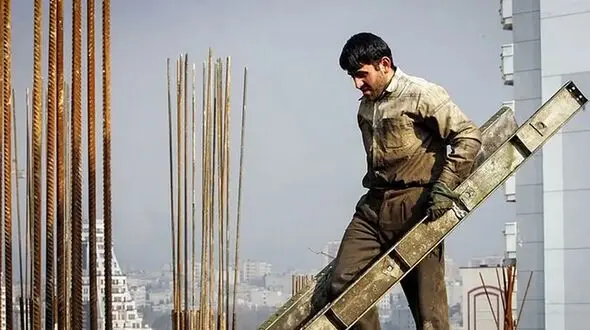 سال ۹۰ ارزش حقوق کارگران ۲۴۳ دلار بود و امسال ۸۸ دلار؛ سقوط ۶۴ درصدی ارزش دستمزدها 