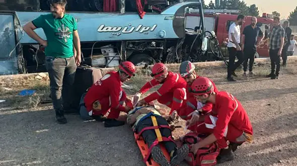 جزئیات واژگونی اتوبوس تهران قم / 2 کشته زن و مرد و 22 مصدوم