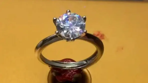 سرقت انگشتر 500 میلیون تومانی زن ثروتمند تهرانی / فتانه تحت تعقیب