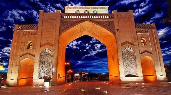 مردم با اسب از دروازه قرآن رد می شوند + عکس