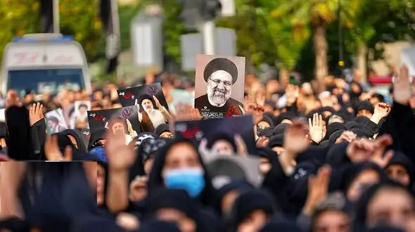 فیلمی حضور پرشور مردم در مراسم تشییع شهدای خدمت در تبریز