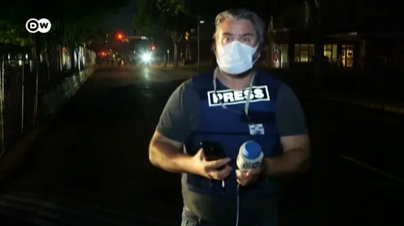 لحظه شلیک پلیس آمریکا به خبرنگار دویچه وله در آنتن زنده + فیلم