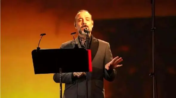 فیلم آواز پر طمطراق/ علیرضا قربانی با باید که شبی برسی به قرارم اشک جمعیت رو در میاره ...