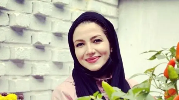 فیلم/ نگاهی به دکوراسیون زیبای خانه خاله شادونه هنگام زدن پیانو در اتاق پذیرایی اش / از پرده های درباری تا آباژور دکوری و پیانو کنار خونه...