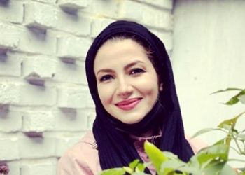 فیلم/ نگاهی به دکوراسیون زیبای خانه خاله شادونه هنگام زدن پیانو در اتاق پذیرایی اش / از پرده های درباری تا آباژور دکوری و پیانو کنار خونه...