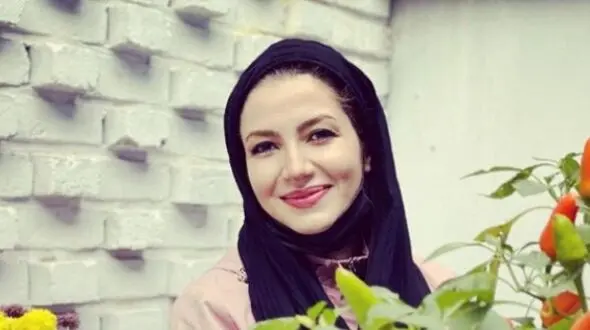 فیلم/ نگاهی به دکوراسیون زیبای خانه خاله شادونه هنگام زدن پیانو در اتاق پذیرایی اش / از پرده های درباری تا آباژور دکوری