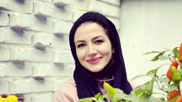 نگاهی به دکوراسیون زیبای خانه خاله شادونه هنگام زدن پیانو در اتاق پذیرایی اش / از پرده های درباری تا آباژور دکوری