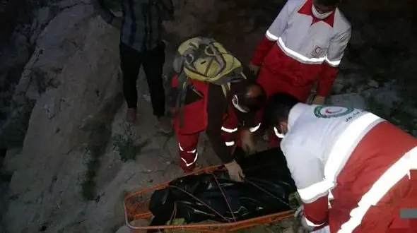 لحظات جست‌وجوی پیکر مادر ایذه‌ای/ پیکر نوجوان غرق شده، ساعاتی قبل پیدا شد