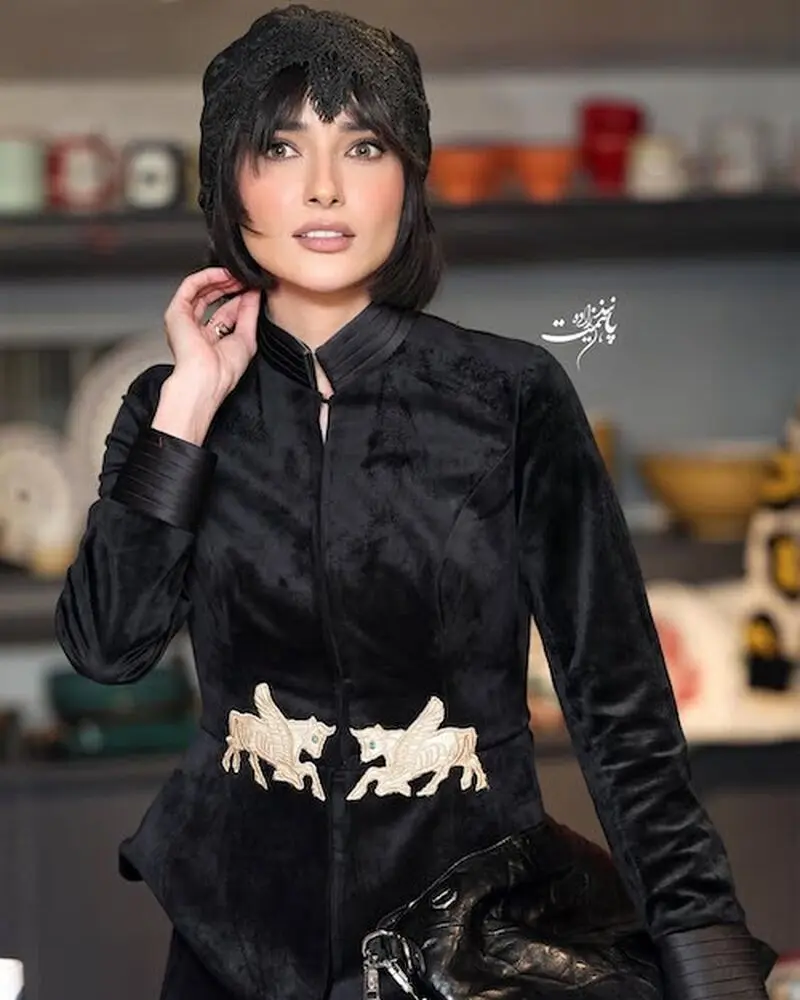 کت مخمل نورا محقق